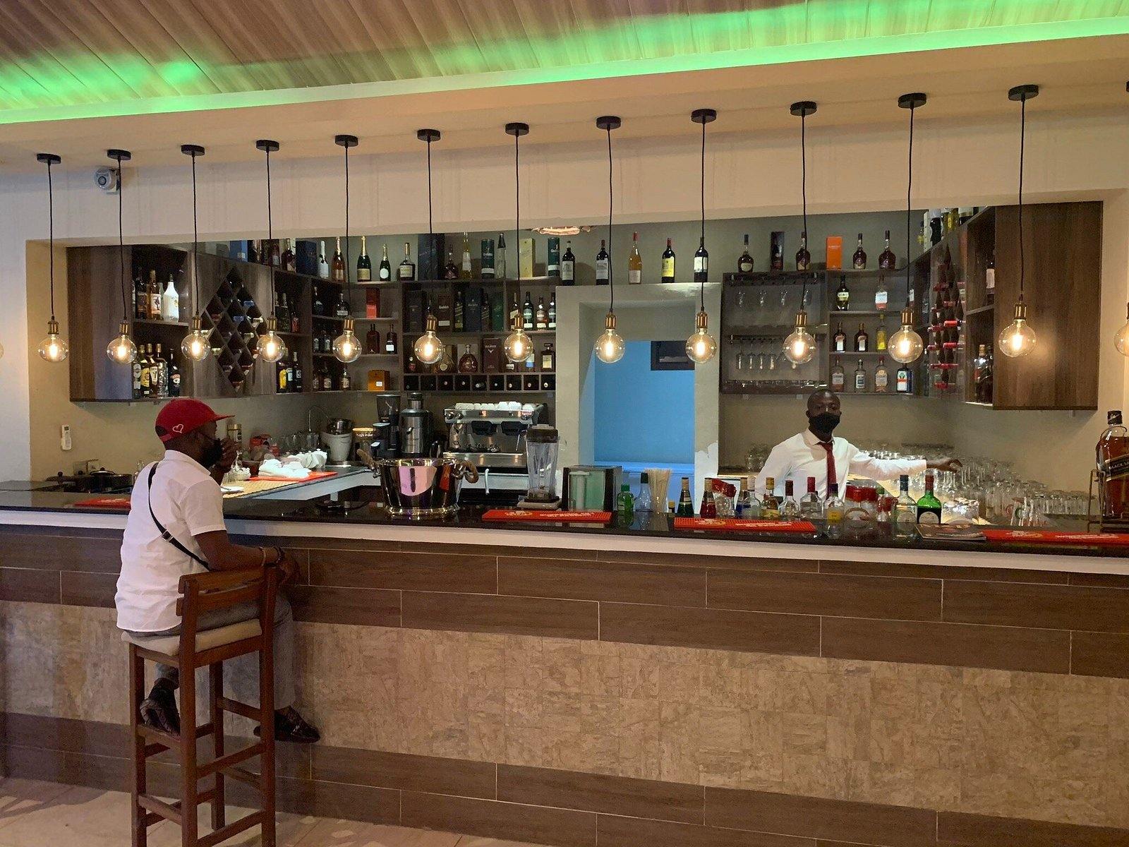 Comptoir du bar éclairé par des ampoules suspendues