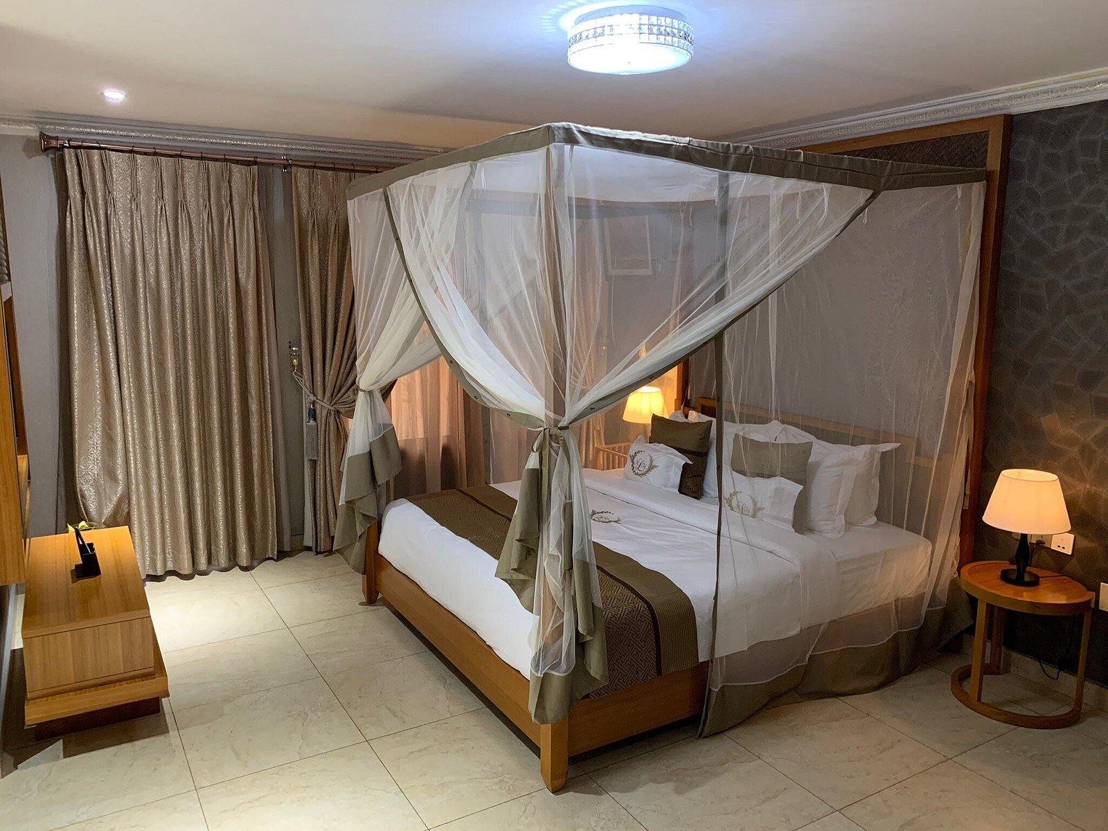 Chambre avec lit à baldaquin voilé