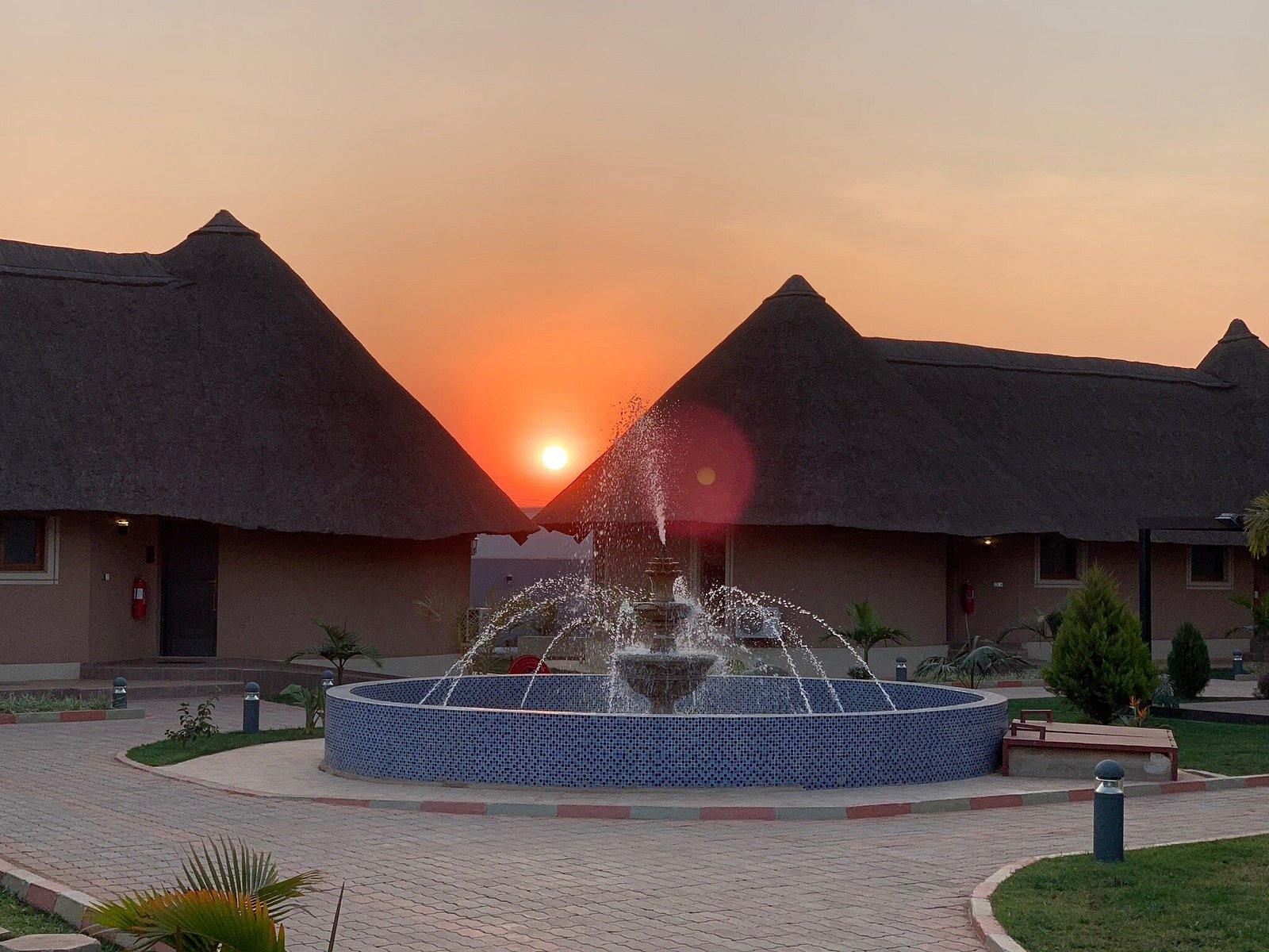Bungalows sous toits de chaume au coucher du soleil
