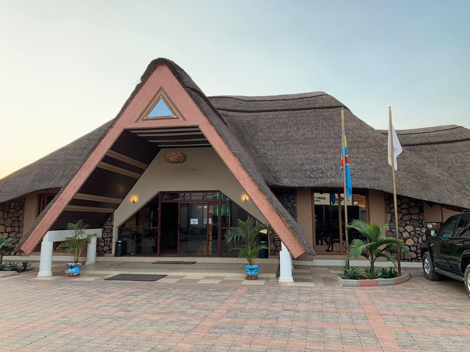 Entrée principale du lodge sous un grand pignon triangulaire