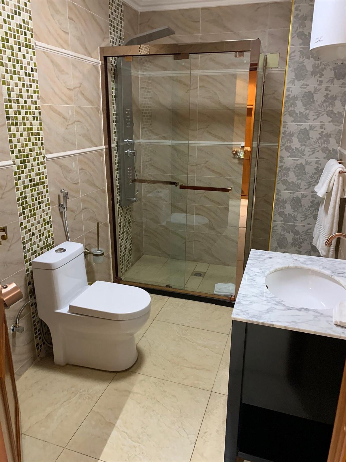 Salle de bain en marbre, douche vitrée